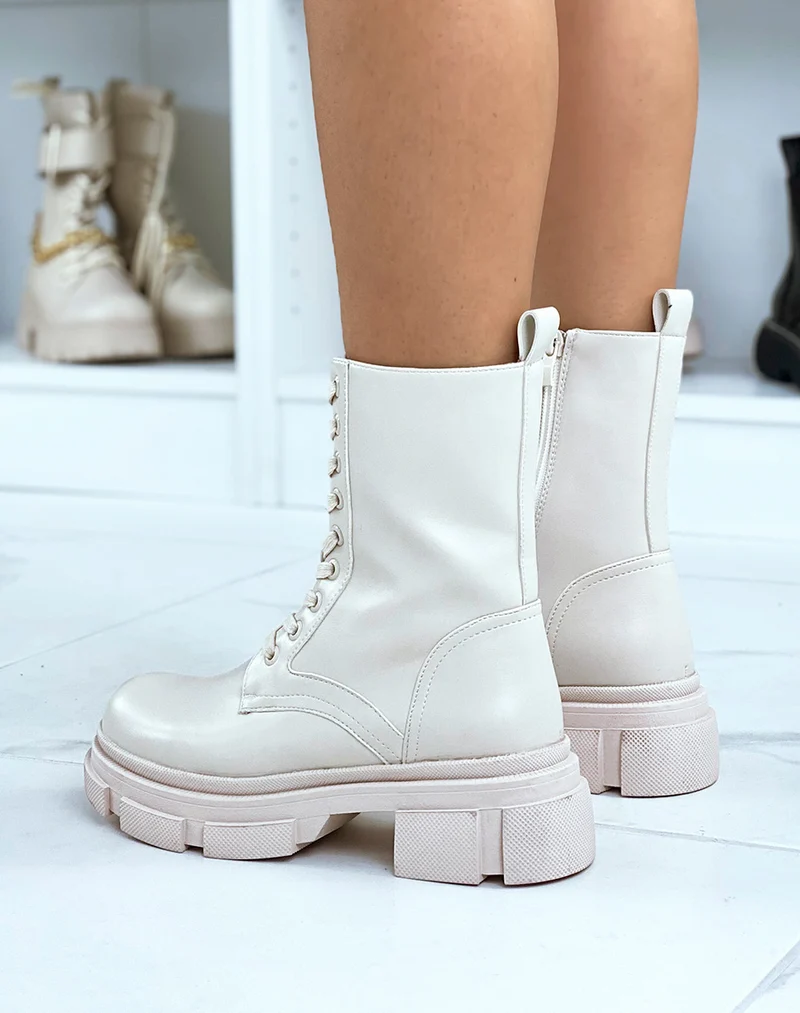 Bottines beiges extra montantes à lacets et semelle crantée