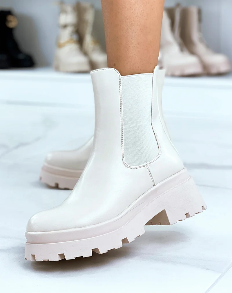Chelsea boots beiges montantes à talon et semelle crantée