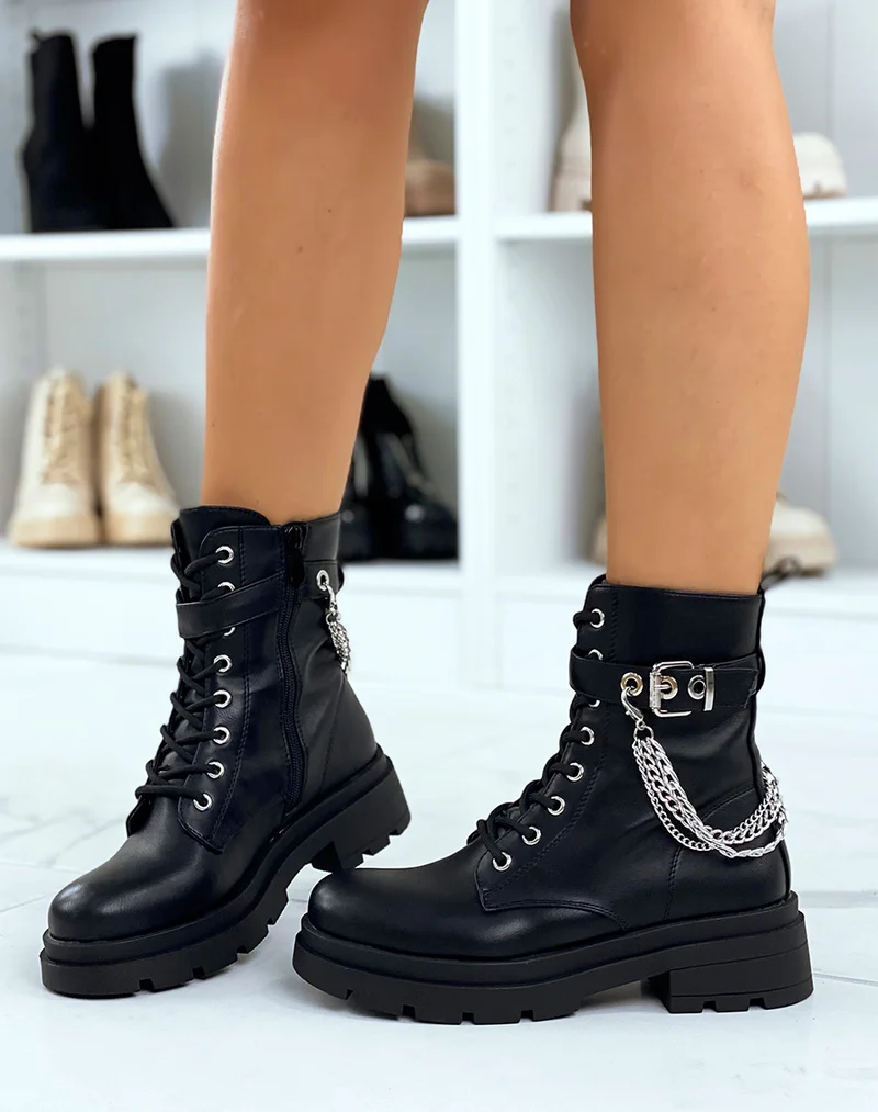 Bottines noires à chaîne argentée
