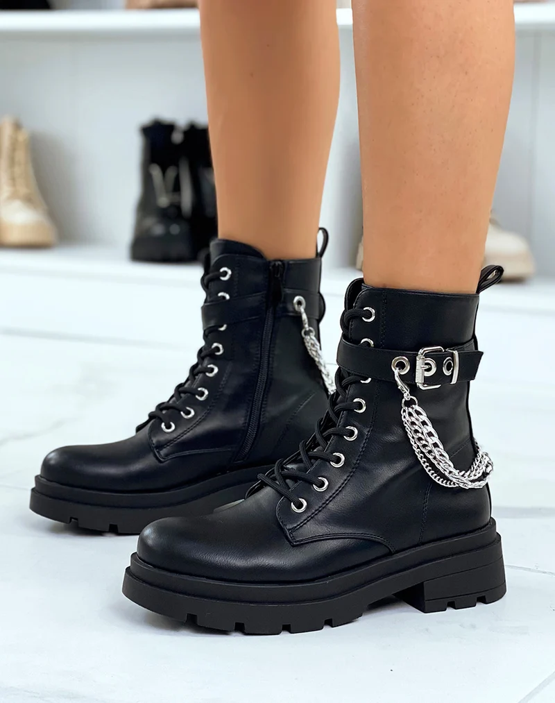 Bottines noires à chaîne argentée