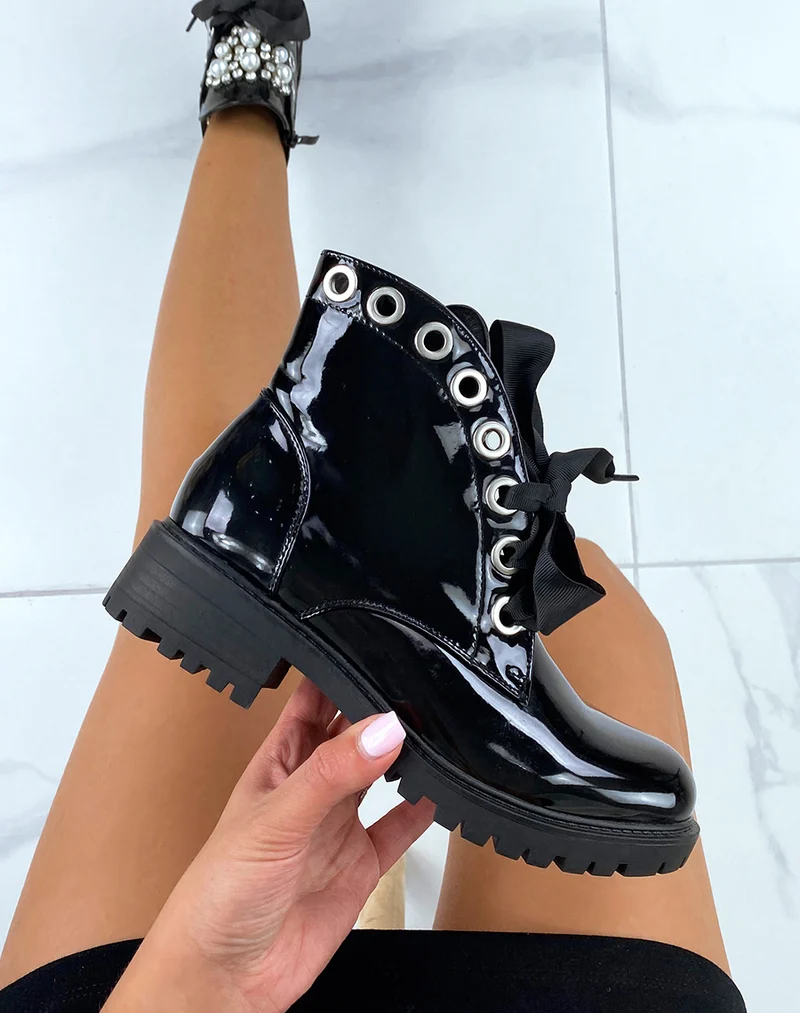 Bottines noires vernies à lacets épais et ajourées de perles