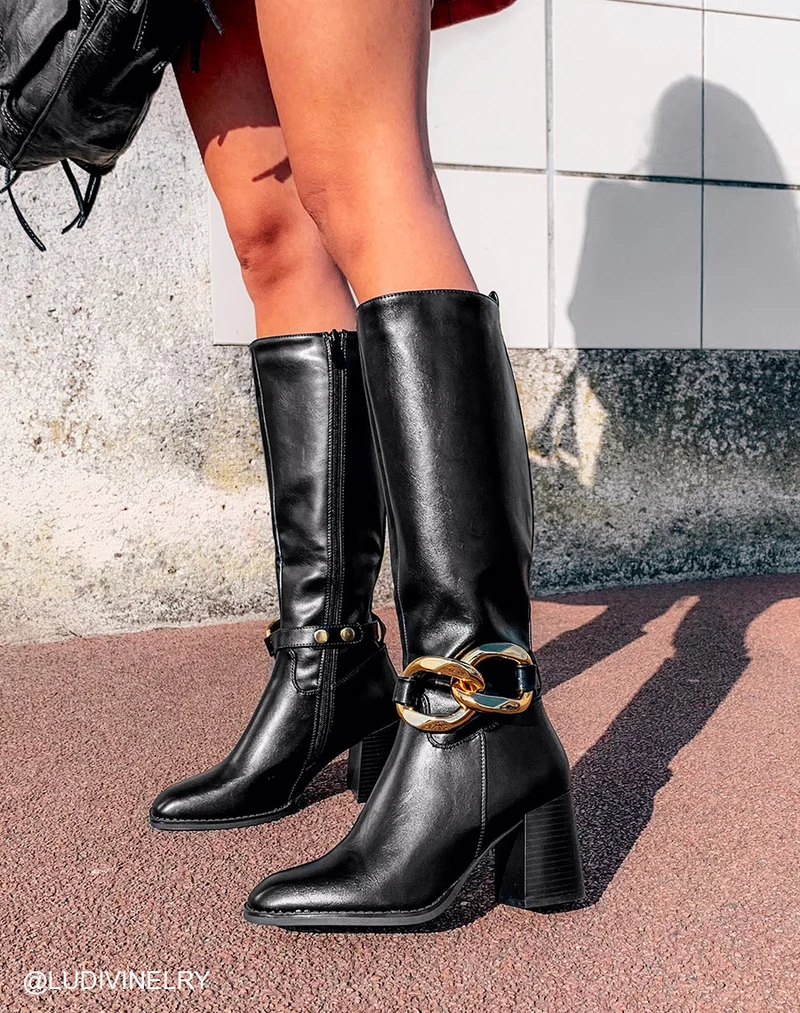 Bottes hautes à talon noires ornées d’une chaîne dorée