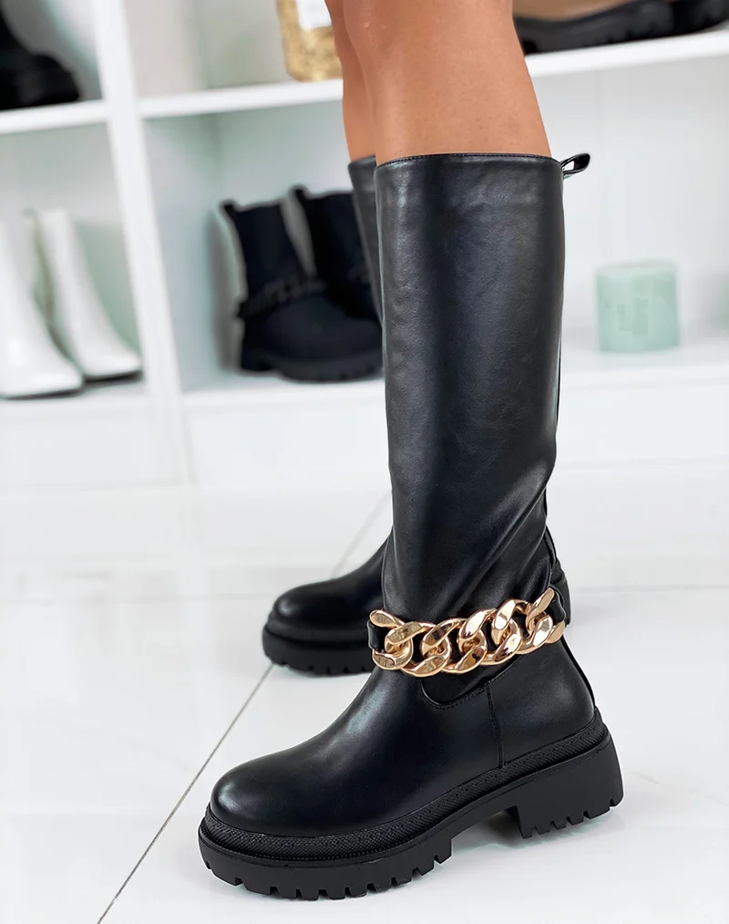 Bottes hautes noires ornées d’une chaîne dorée