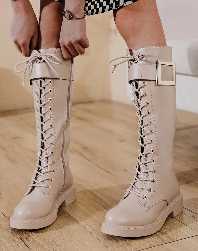 Bottes hautes taupe à grosse boucle dorée