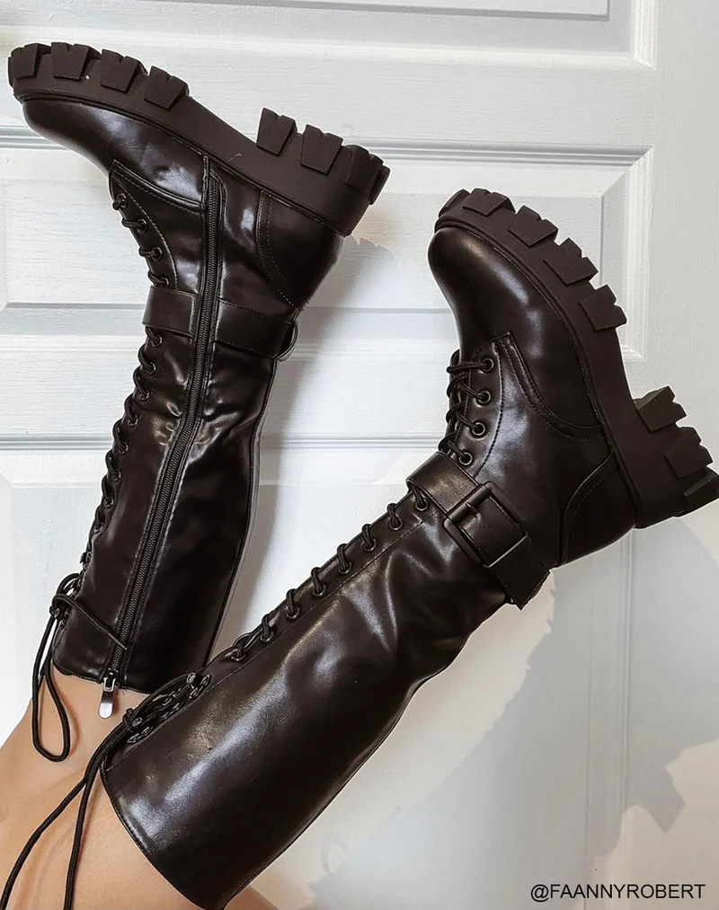 Bottes noires lacées à semelles crantées et lanière