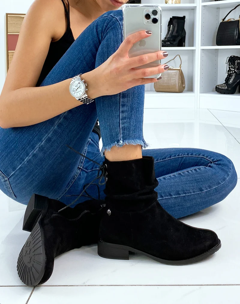 Bottines noires en daim plissées
