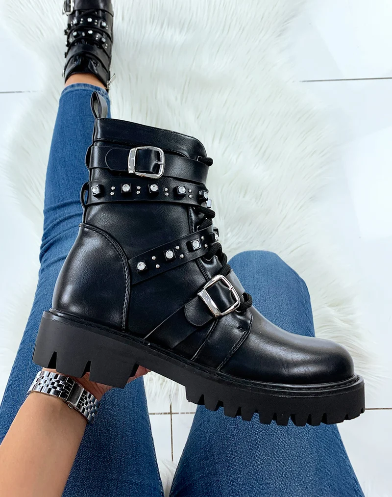 Bottines noires sanglées et cloutées à strass