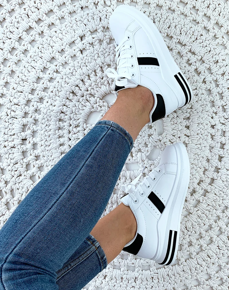 Baskets noires et blanches