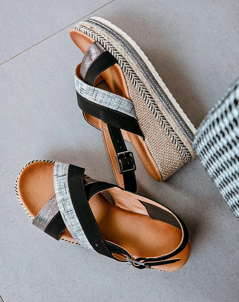 Sandales compensées noires à brides croisées en tweed et semelle décorée