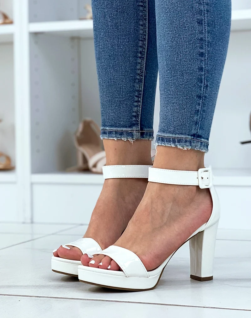 Sandales blanches vernies à bout rond et talon haut