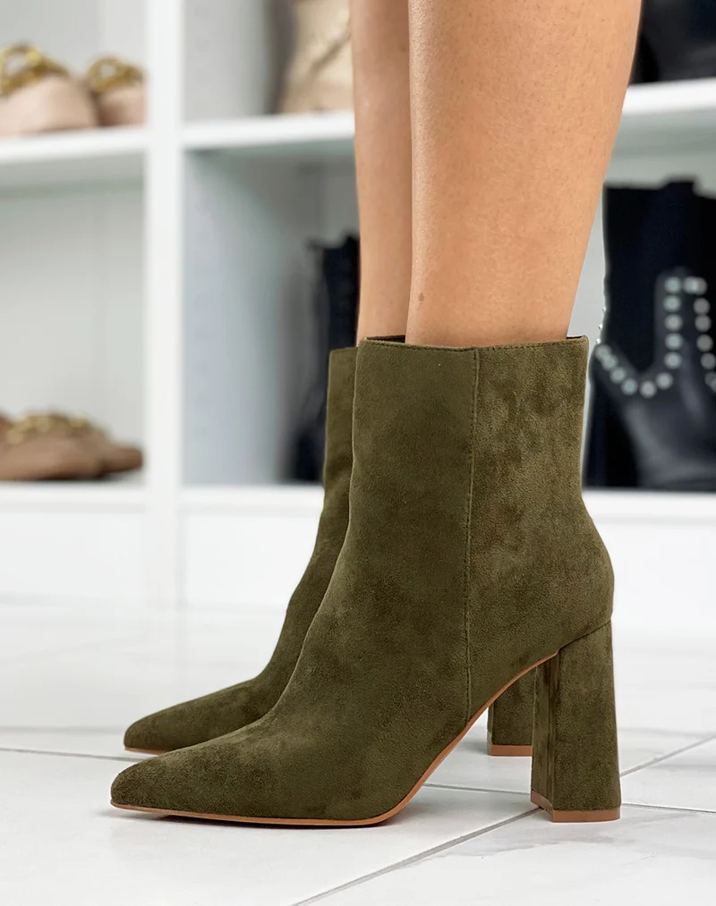 Bottines à talon en suédine kaki à bout pointu
