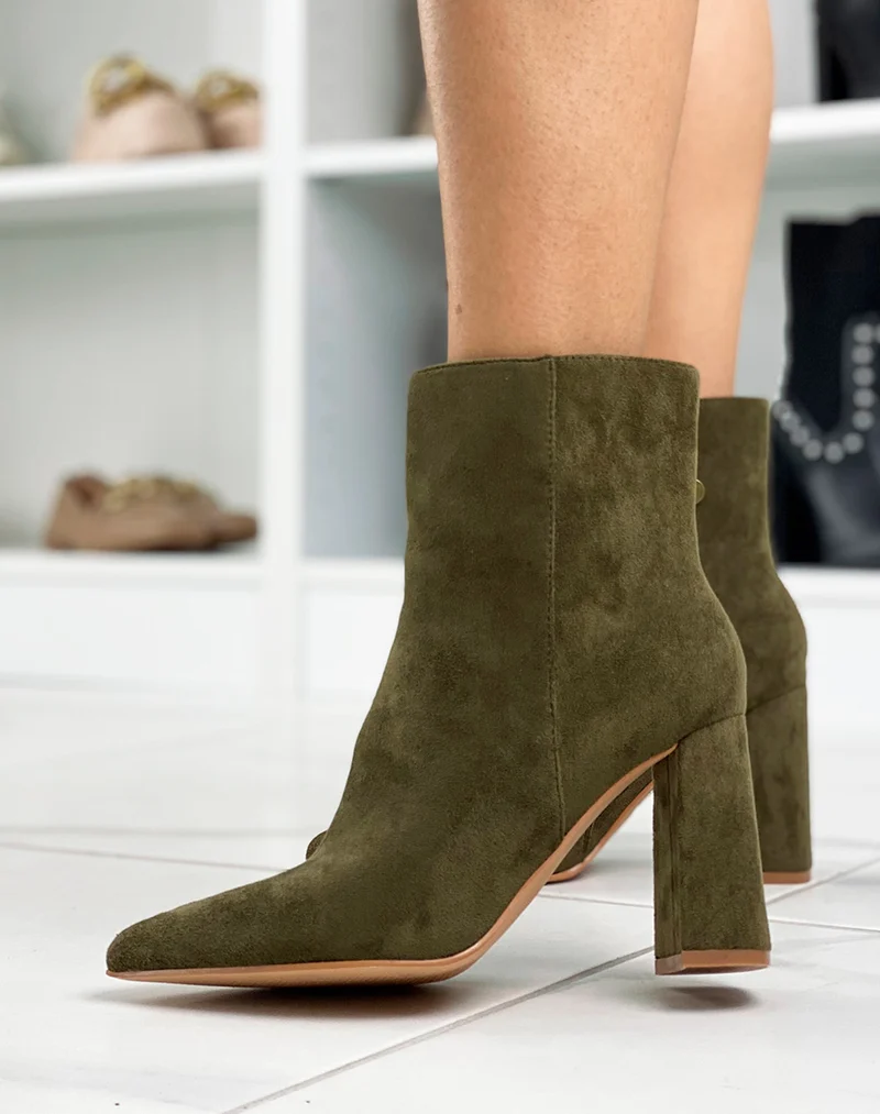 Bottines à talon en suédine kaki à bout pointu