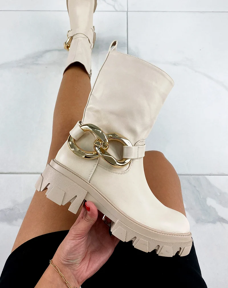 Bottines beiges à grosse chaine dorée et semelle crantée