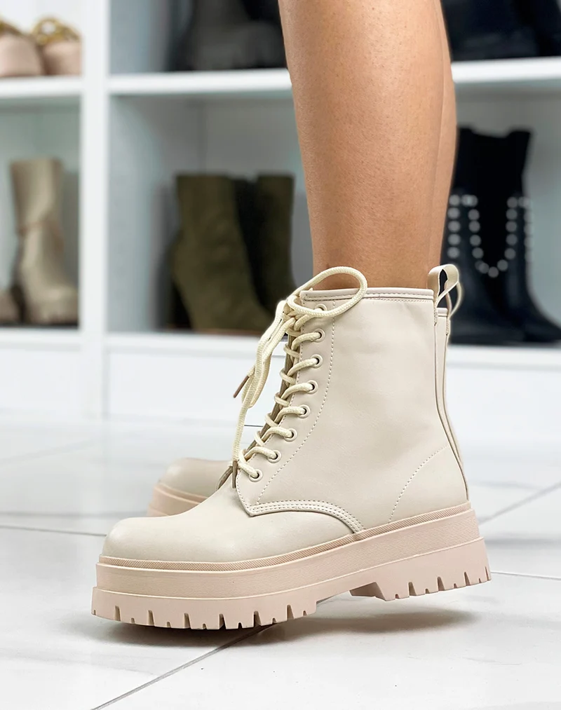 Bottines beiges lacées à semelle épaisse
