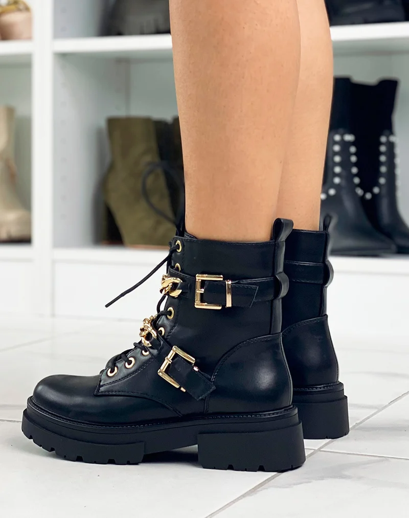 Bottines noires à doubles lanières et chaînes dorées