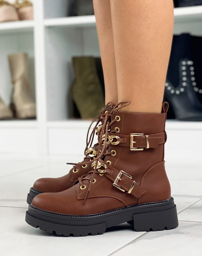 Bottines camel à doubles lanières et chaînes dorées