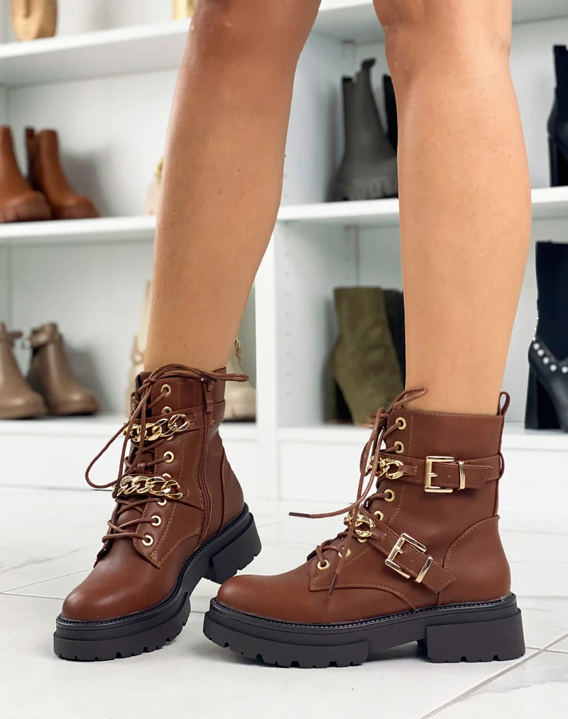 Bottines camel à doubles lanières et chaînes dorées