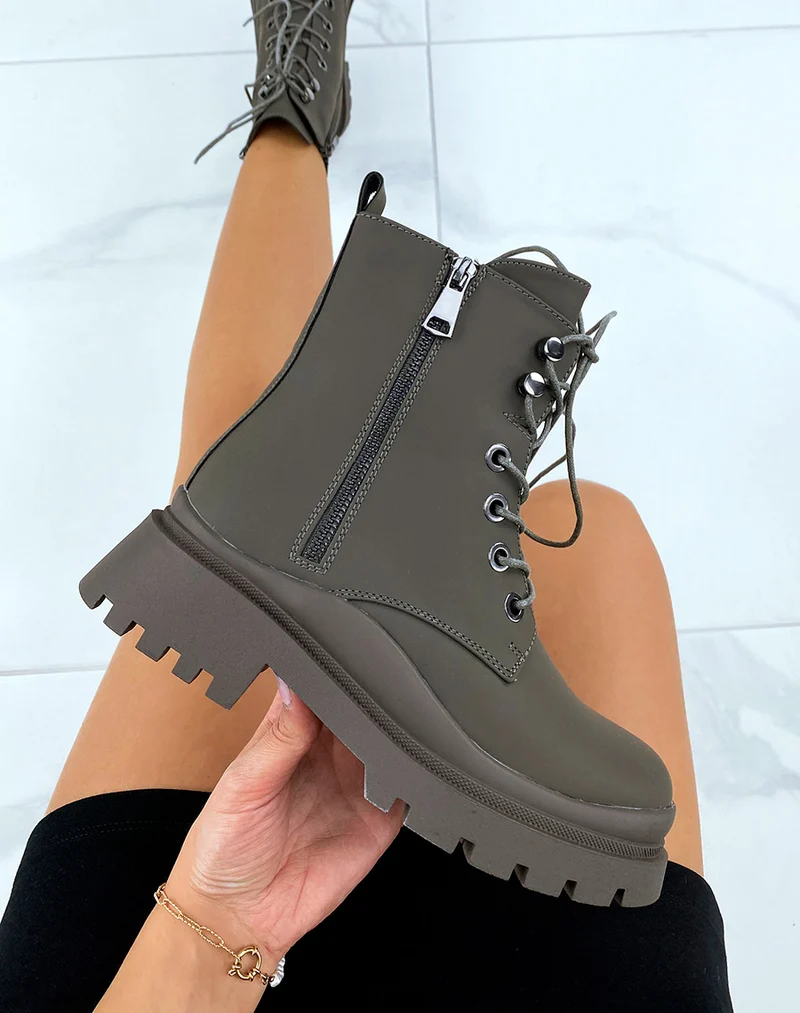 Bottines kaki gommées à semelle crantée