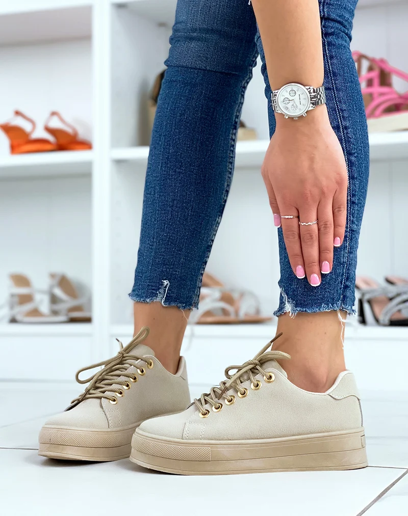 Baskets beiges en suédine à semelle beige et œillets dorés