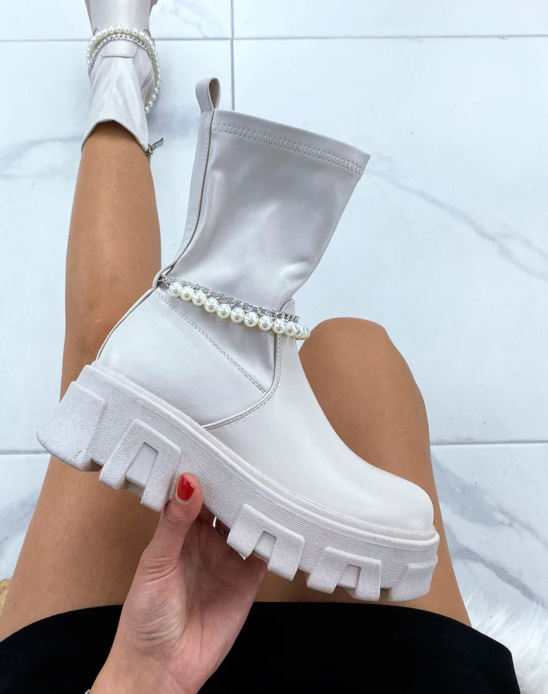 Bottines beiges montantes à chaîne et à perles à semelle crantée