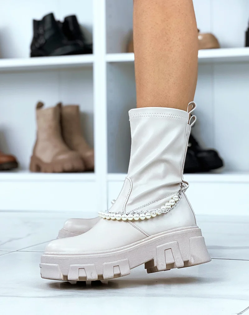 Bottines beiges montantes à chaîne et à perles à semelle crantée