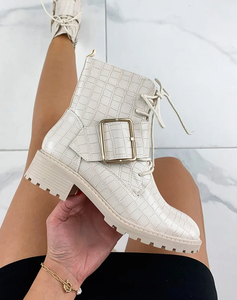 Bottines beiges effet croco ornées d’une grosse boucle dorée