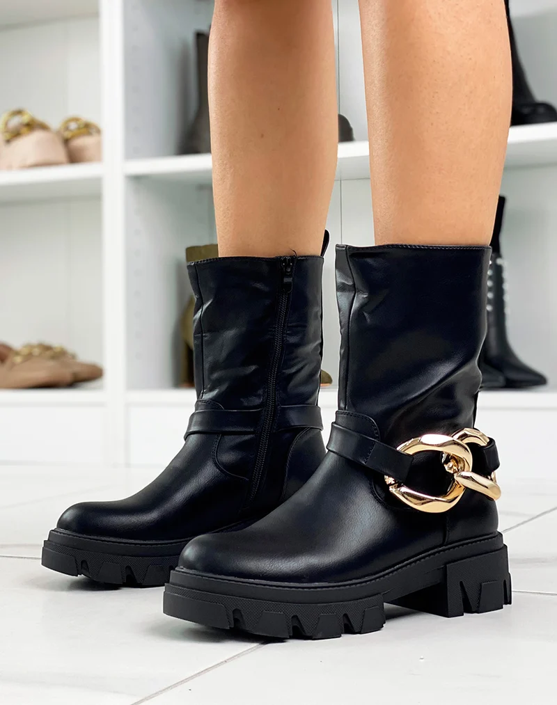 Bottines noires à grosse chaine dorée et semelle crantée