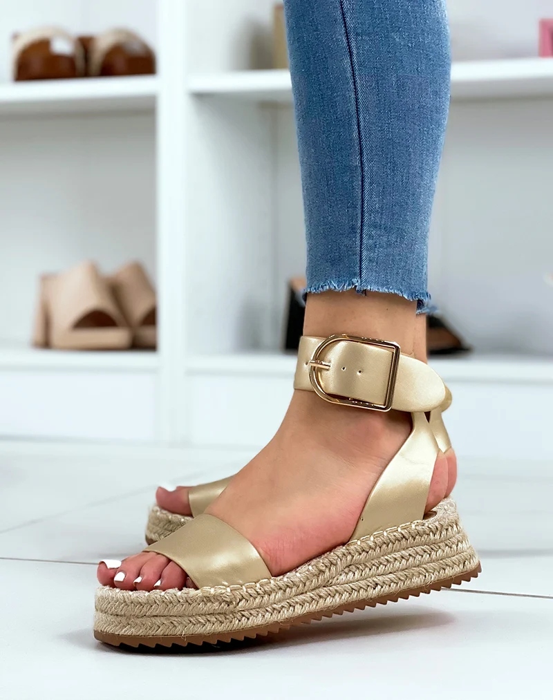 Sandales dorées à brides épaisses et semelle en toile de jute