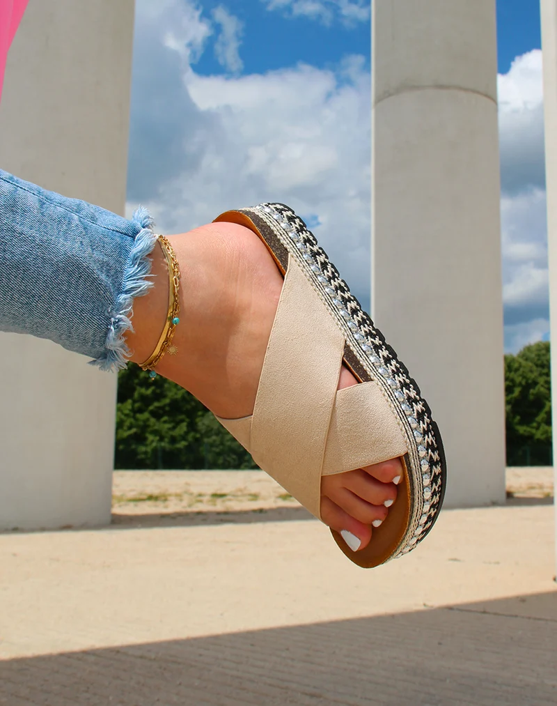 Mules en suédine beige à brides entrecroisées à plateforme