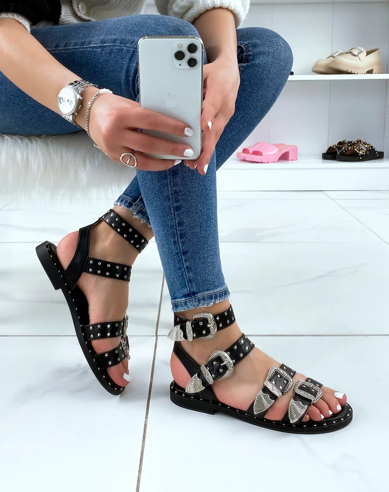 Nu-pieds noirs à boucles et clous argentés