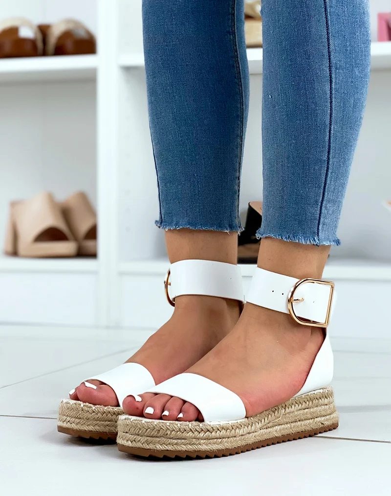 Sandales blanches à brides épaisses et semelle en toile de jute