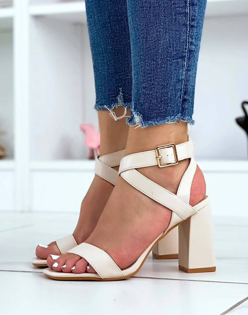 Sandales beiges à talons et à brides entrecroisées