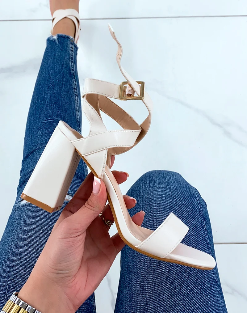 Sandales beiges à talons et à brides entrecroisées