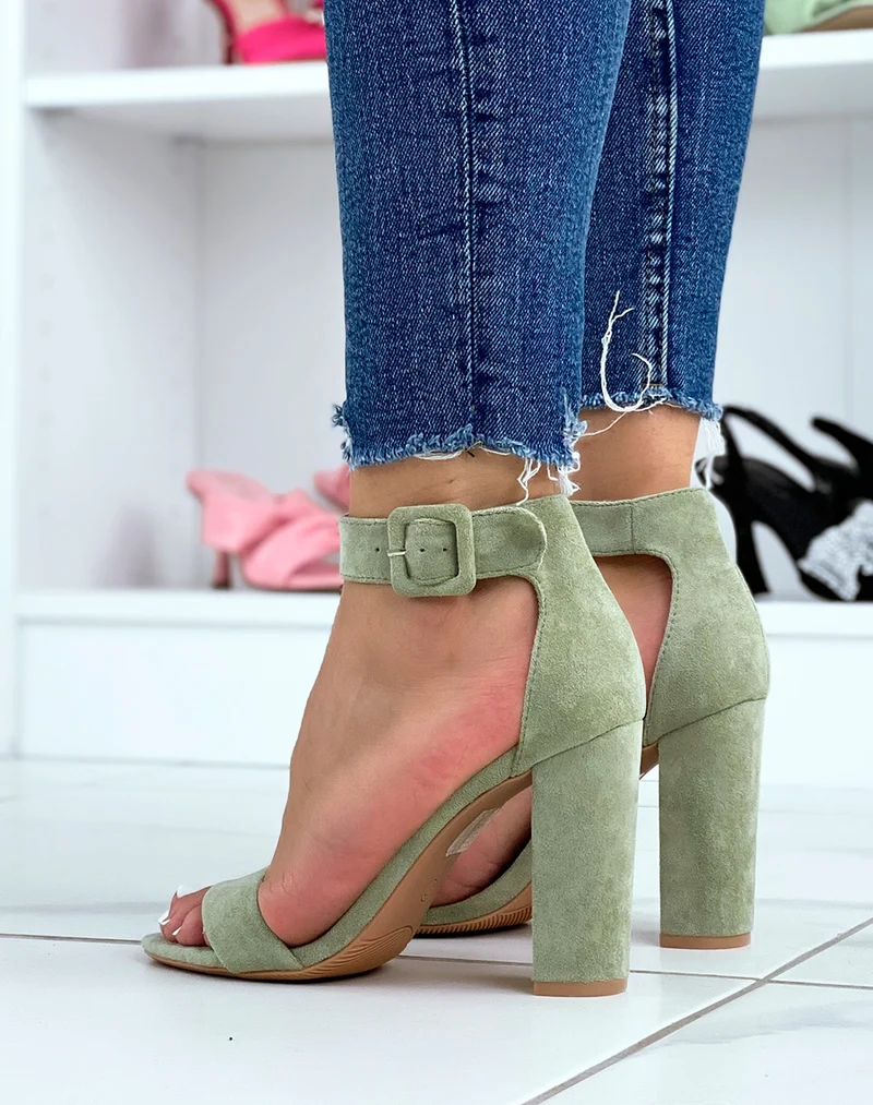 Sandales à talon vert pastel à boucle carré