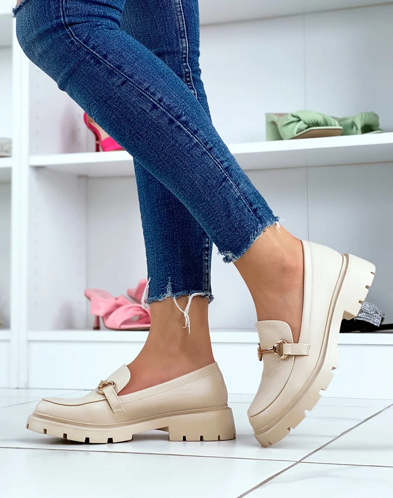Mocassins beiges à semelle épaisse et crantée