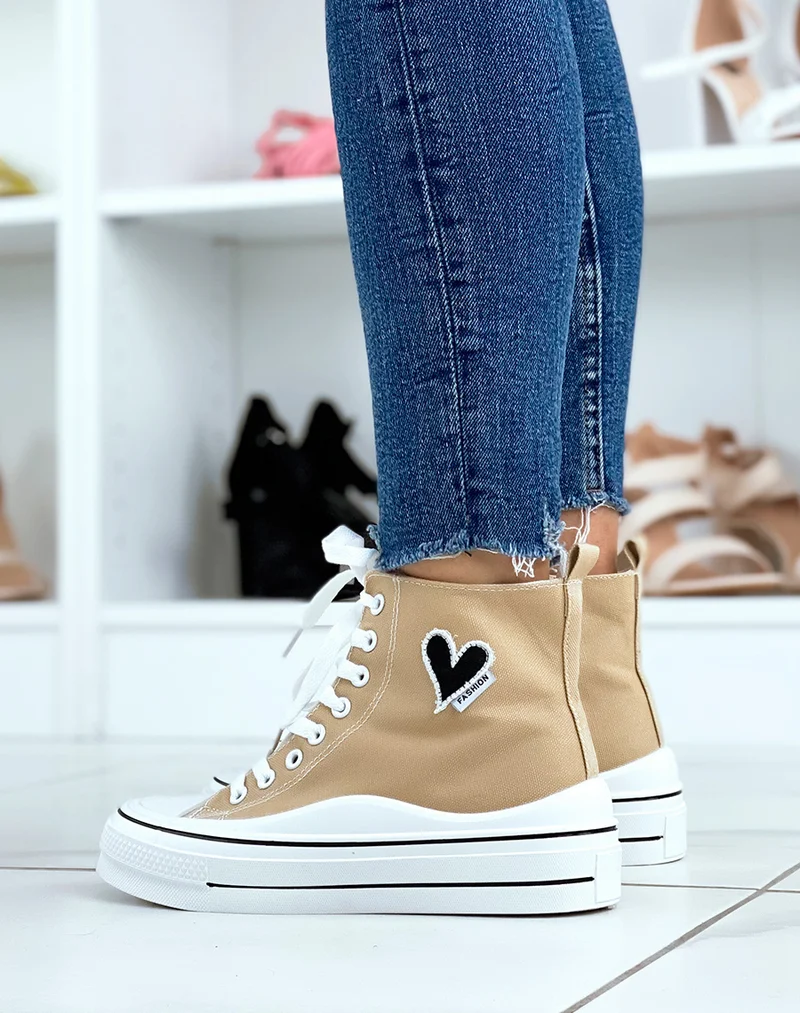 Baskets montantes beiges avec un coeur brodé