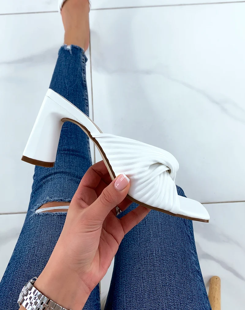 Mules à talons blanches avec une bride épaisse nouée