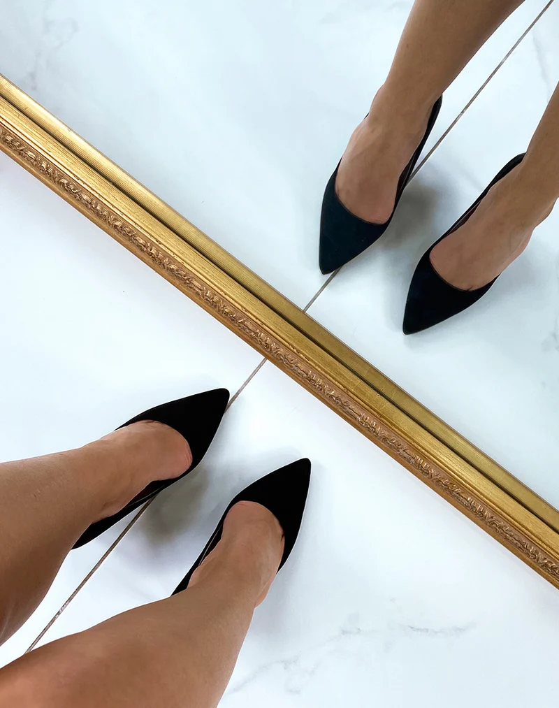 Escarpins en suédine noire à talon aiguille