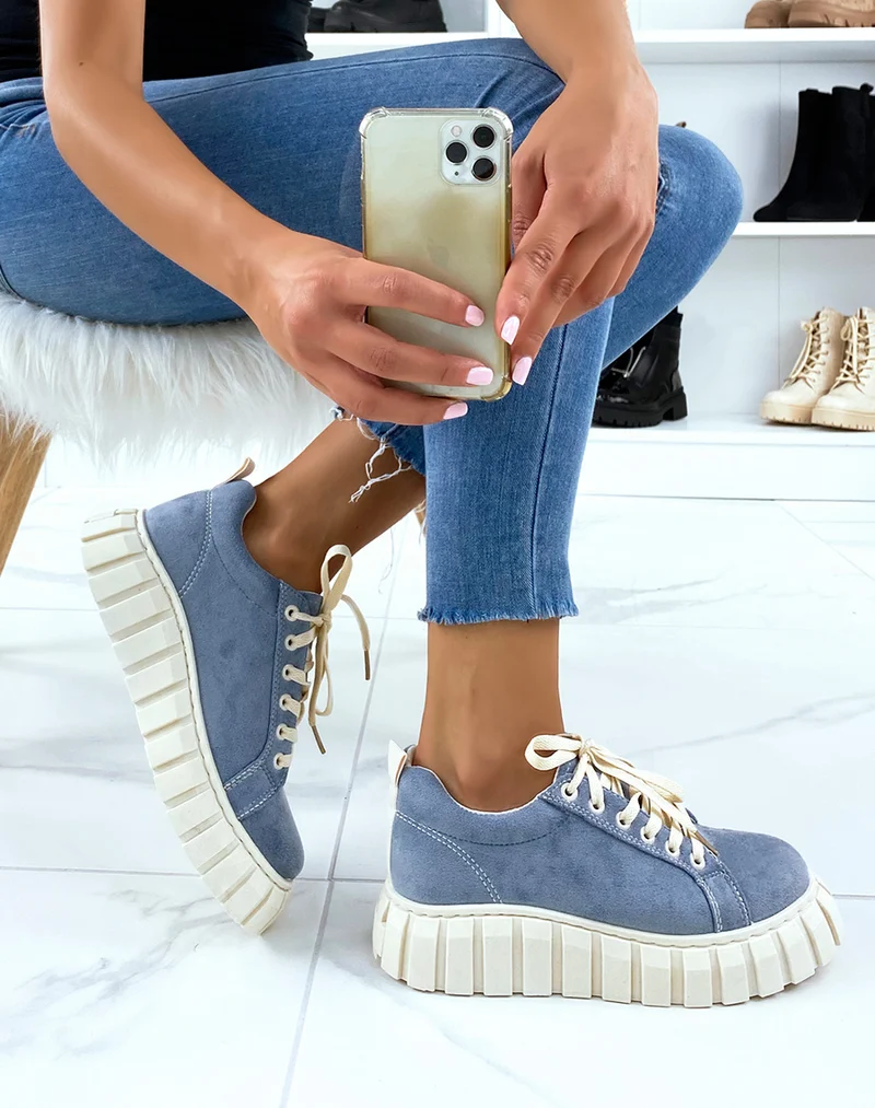 Baskets en suédine bleu jean à lacets et semelle beige