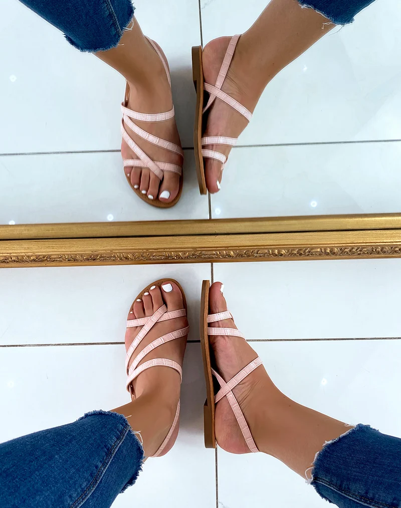 Nu-pieds roses effet croco à multiples lanières entrecroisées