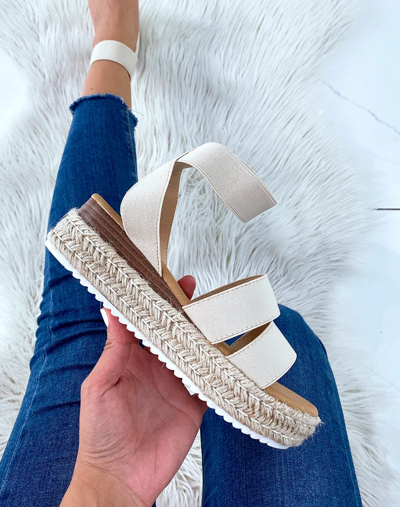 Sandales beiges à multiples brides et semelle en jute
