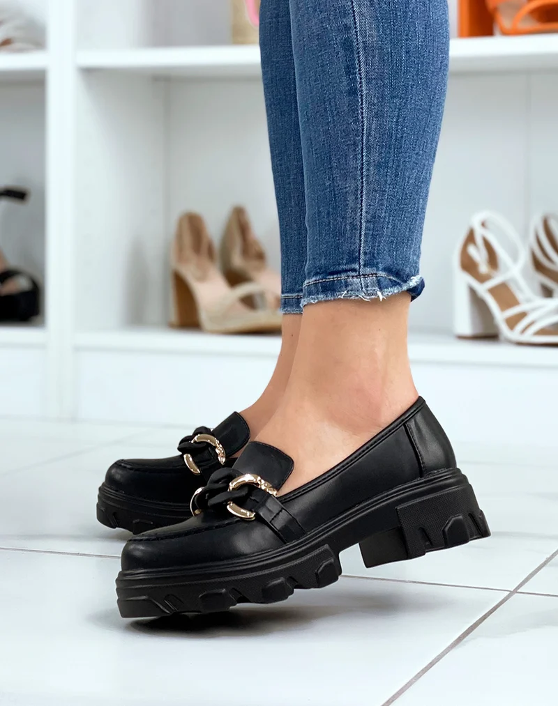 Mocassins noirs à chaîne dorée et matte