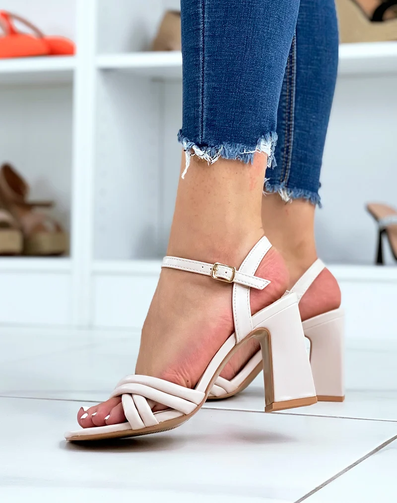 Sandales beiges à brides croisées et talon carré