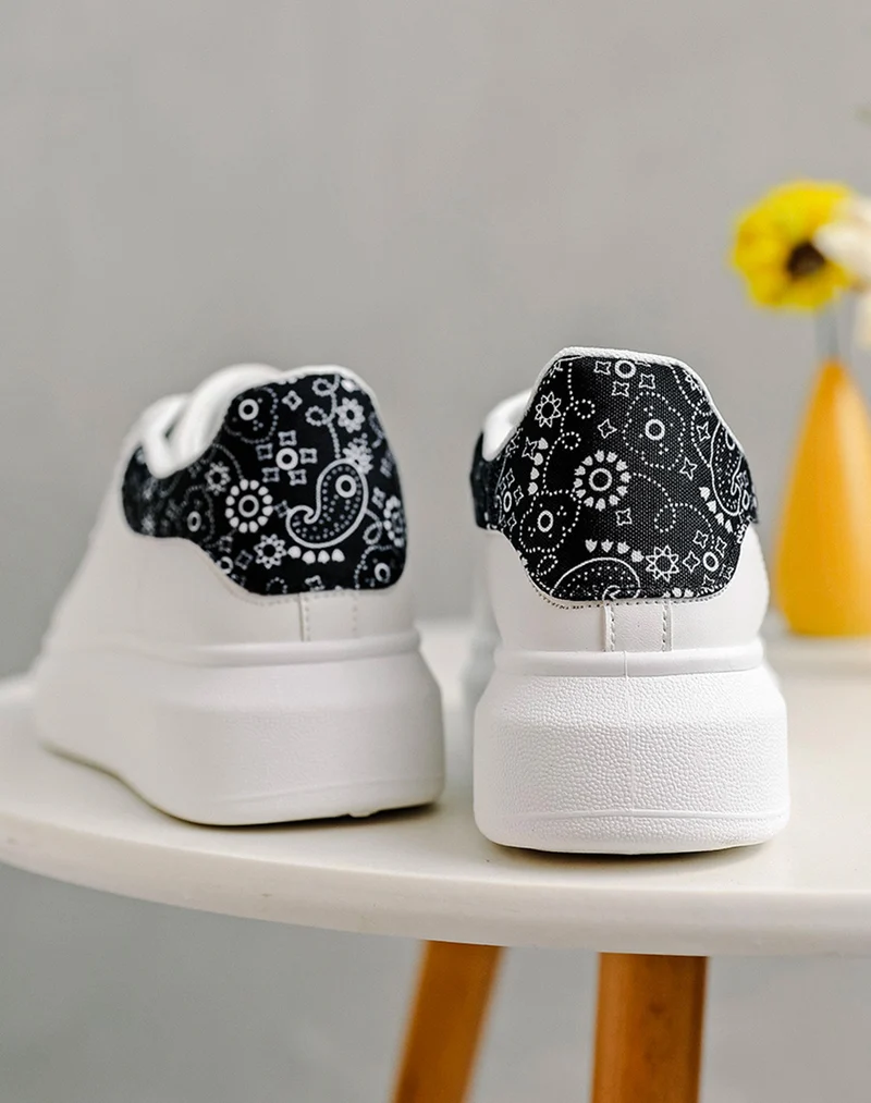 Baskets blanches à empiècements arrière noir aztèque