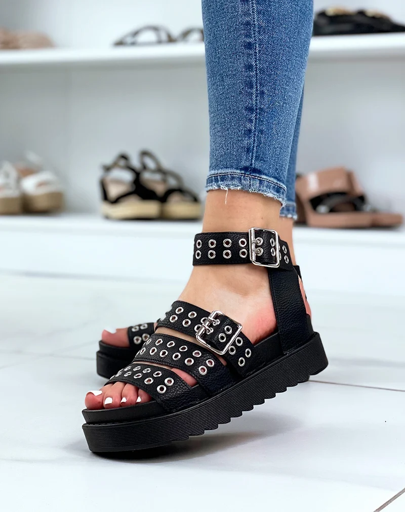 Sandales noires plates à multiples brides cloutées
