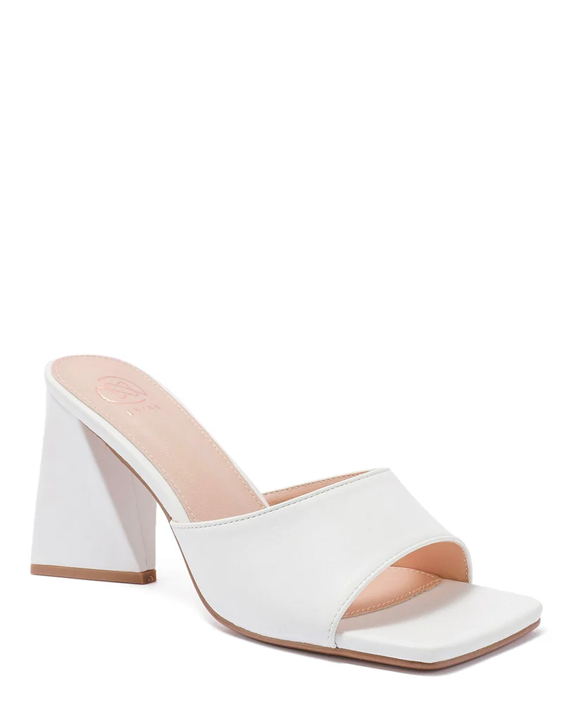 Mules blanches à talon triangulaire