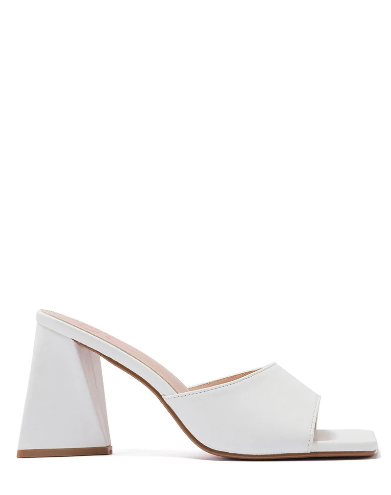 Mules blanches à talon triangulaire