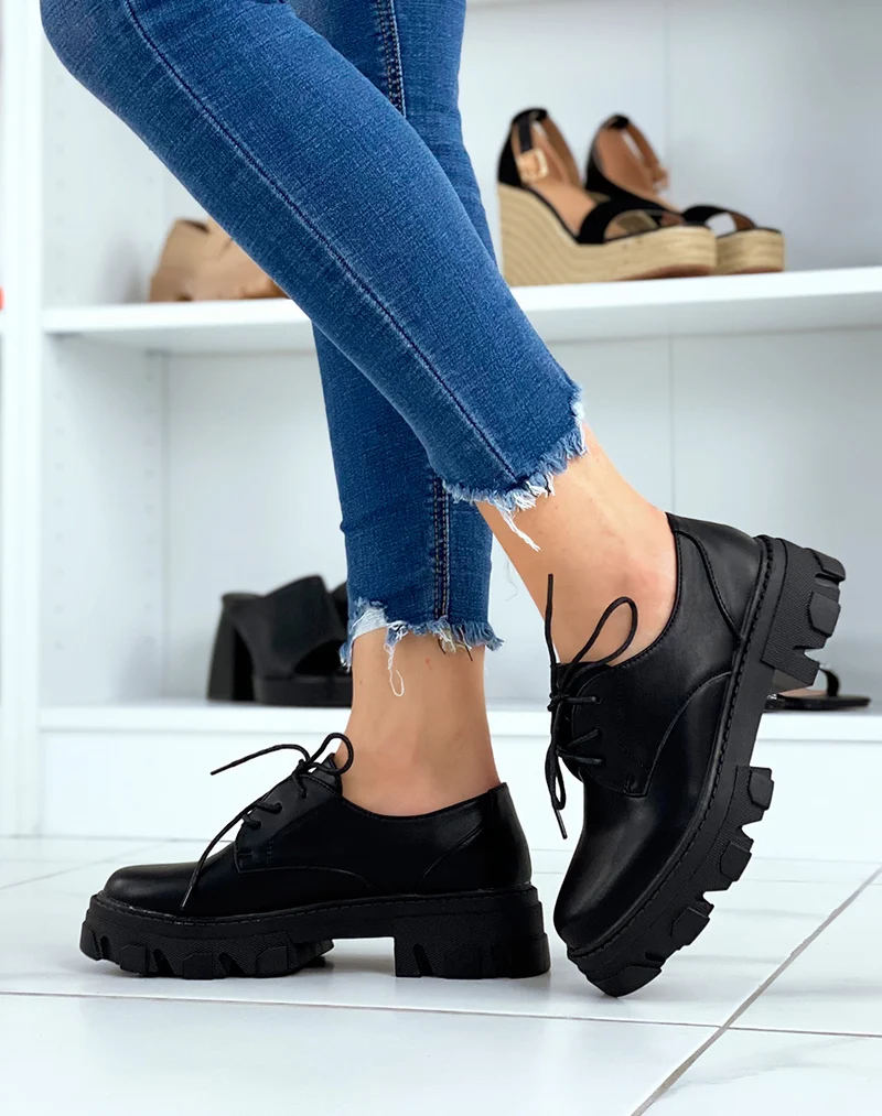 Derbies noires mattes à semelle crantée