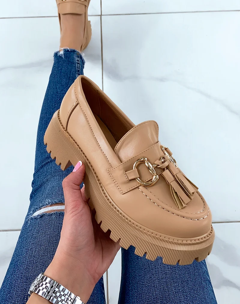 Mocassins beige foncé à franges et détail doré