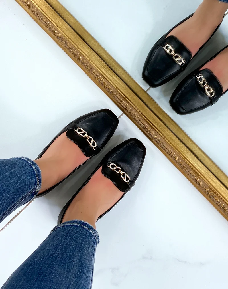 Mocassins plats noirs à bijoux dorés à strass
